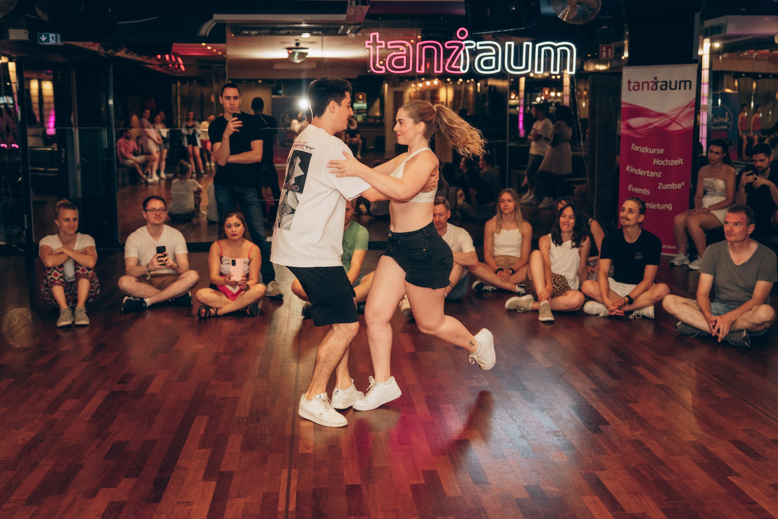 Zwei Bachata-Sensual-Lehrer tanzen vor ihren Schülern in der Tanzschule Tanzraum in Köln